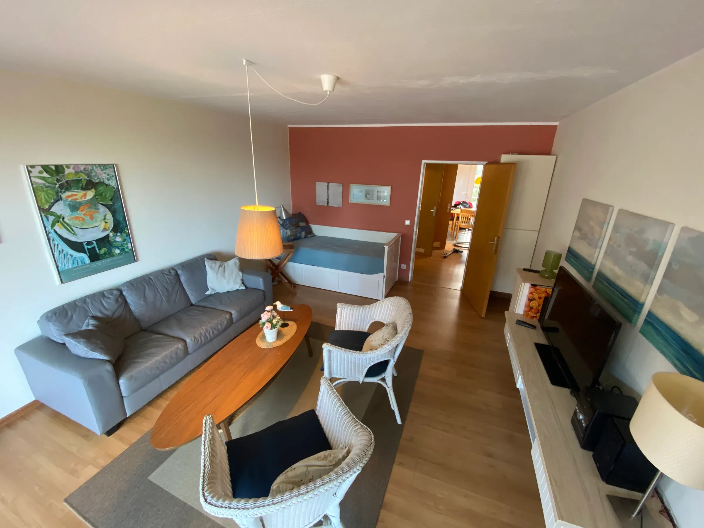 Heller Wohnbereich der Ferienwohnung Kajo mit großen Fenstern