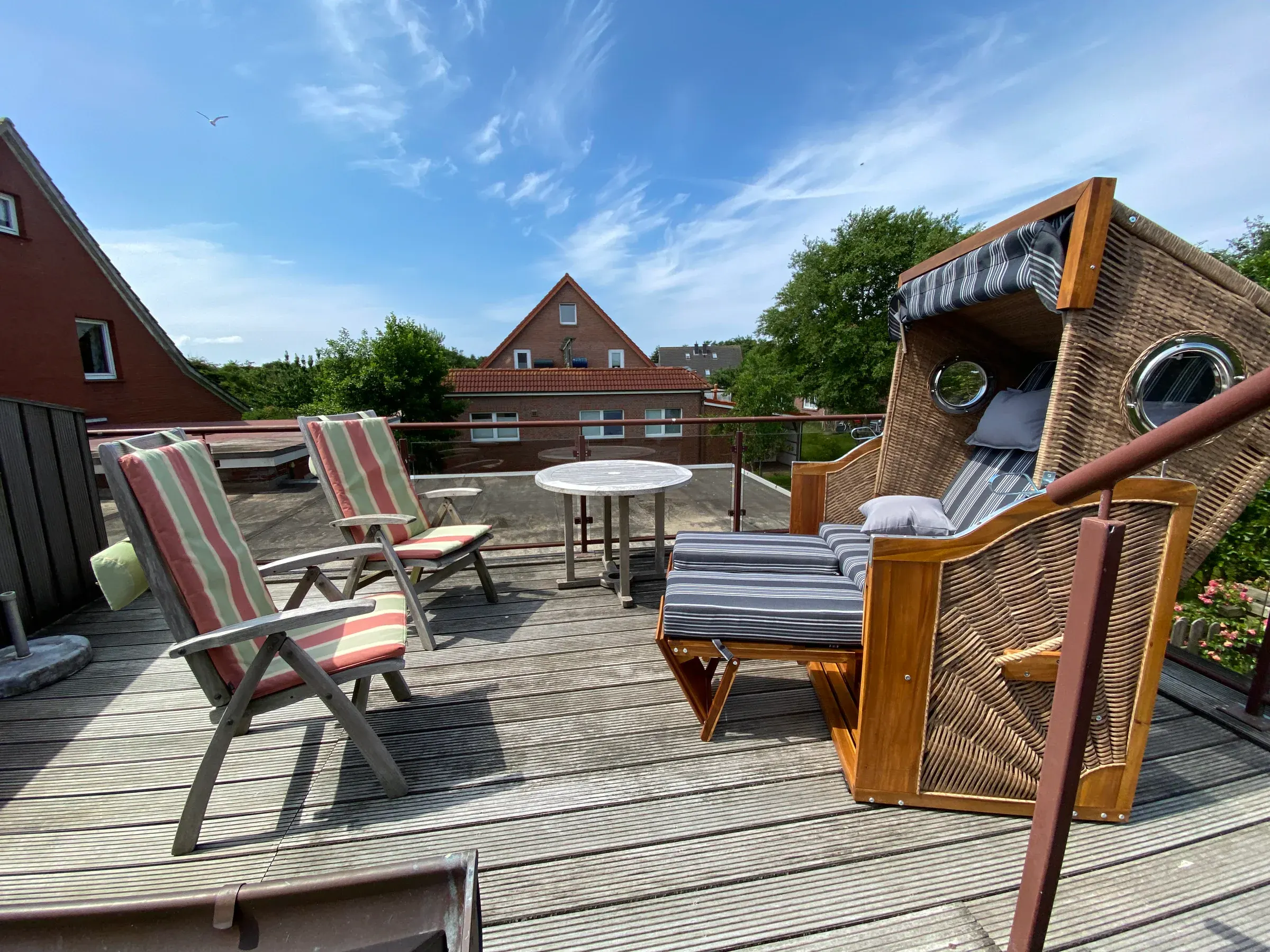 Große West-Dachterrasse von Studio 1 mit Sitzplatz