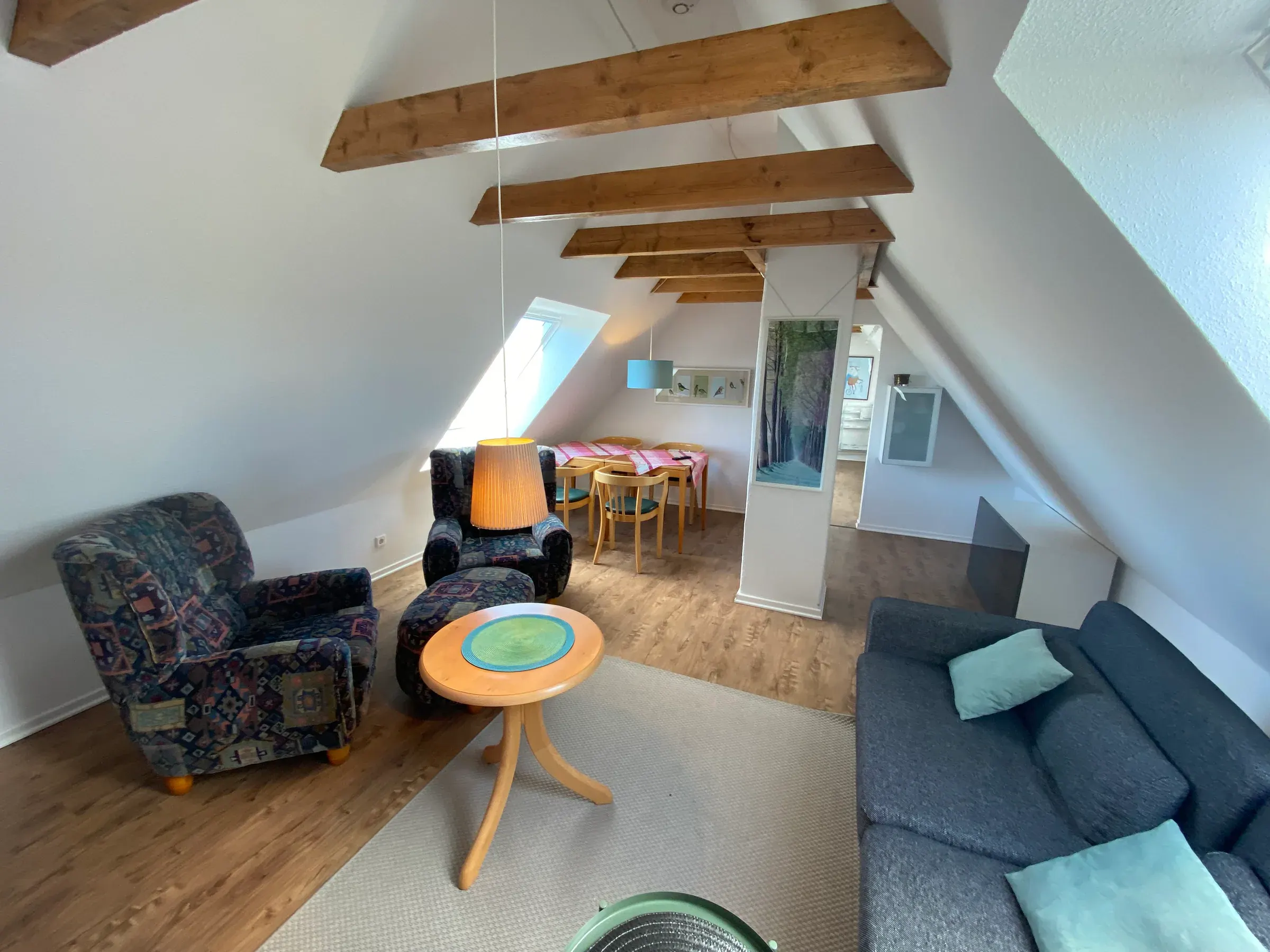 Sitzbereich der Ferienwohnung Langeoog unter dem Dach