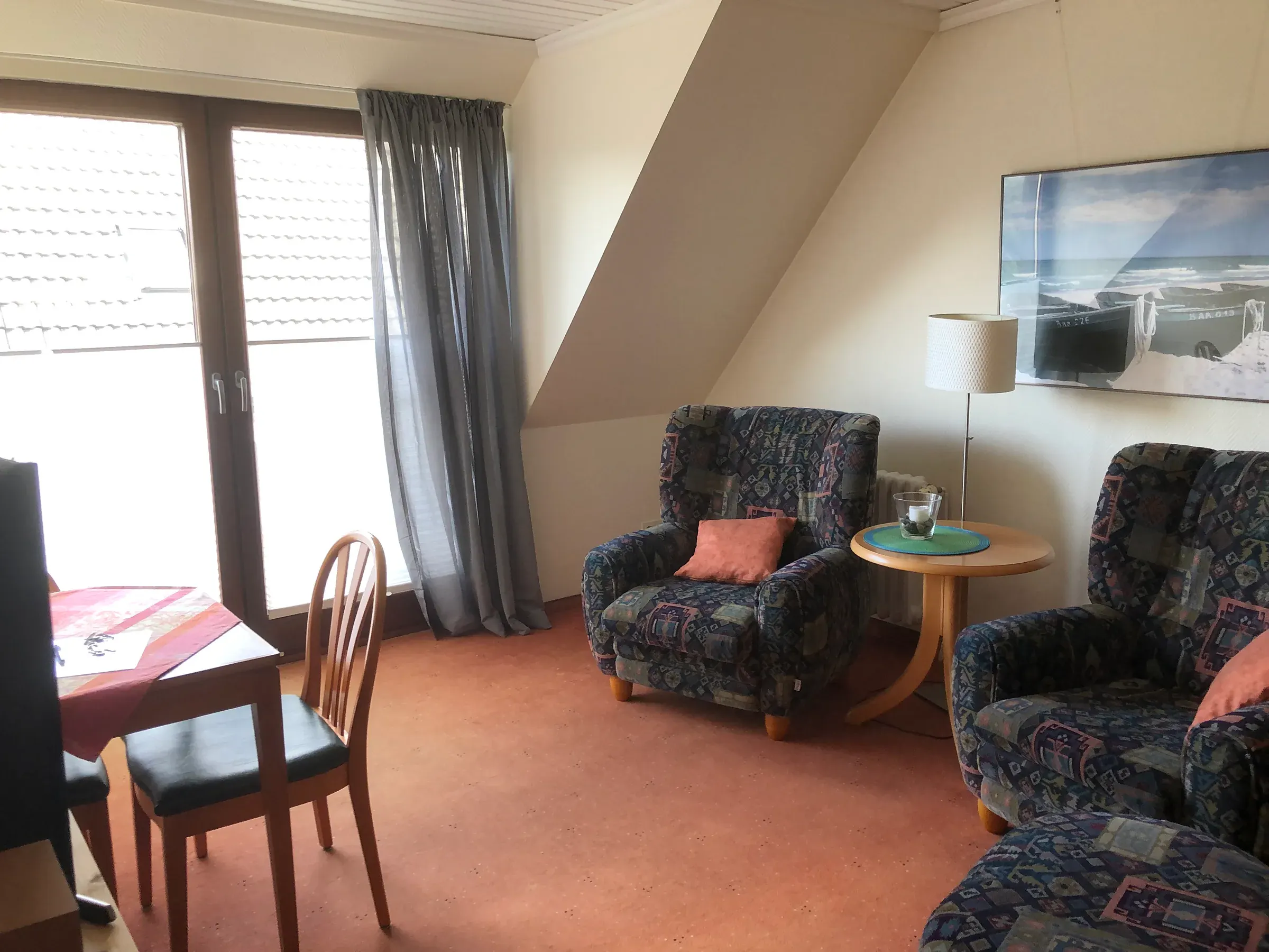 Wohn- und Essbereich der Ferienwohnung Baltrum mit großen Fenstern